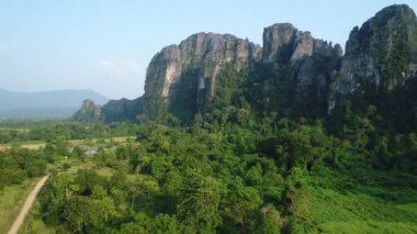 Laos 'taki Vang Vieng şehrinin çevresindeki manzara gökyüzünden görünüyor.