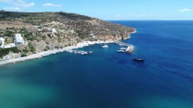 Yunanistan 'ın Kiklad adasındaki Sifnos adasında Gialos Platis hava manzarası