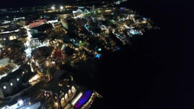 Yunanistan 'ın Kiklad kentindeki Santorini kasabası hava gece görüşü