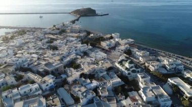 Yunanistan 'ın Cyclades kentindeki Naxos adasındaki Chora Limanı hava manzaralı