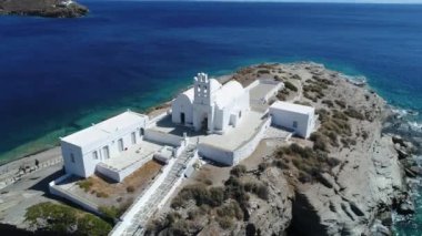 Yunanistan 'ın Kiklad adasındaki Sifnos adasındaki Faros' taki Chrisopigi Manastırı