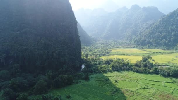 Paysage autour de la ville de Vang Vieng au Laos vue du ciel — Stock video