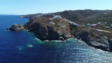 Sifnos Adası 'ndaki Kastro Sifnou plajı Yunanistan' ın sikladında gökyüzünden