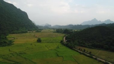 Laos 'ta Vang Vieng kasabası yakınlarındaki doğa manzarası gökyüzünden görülüyor.