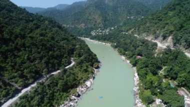 Hindistan 'ın Uttarakhand Eyaleti yakınlarındaki Ganj nehri gökyüzünden görülüyor.