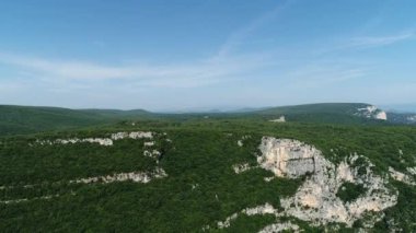 Fransa 'daki Ardeche vadileri gökyüzünden görünüyor.