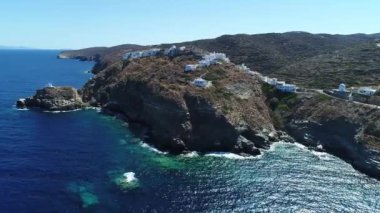 Sifnos Adası 'ndaki Kastro Sifnou plajı Yunanistan' ın sikladında gökyüzünden