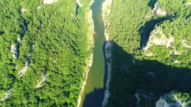 Fransa 'daki Ardeche vadileri gökyüzünden görünüyor.