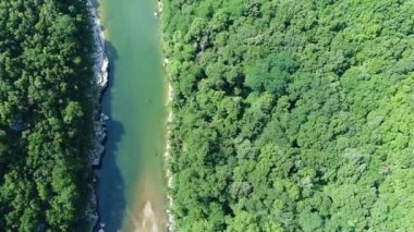 Fransa 'daki Ardeche vadileri gökyüzünden görünüyor.