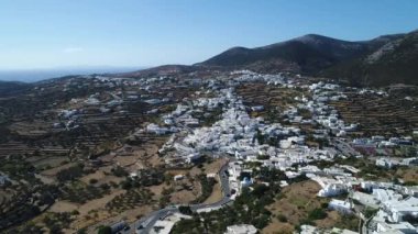 Yunanistan 'ın Kiklad adasındaki Sifnos Adası' ndaki Apollonia köyü gökyüzünden