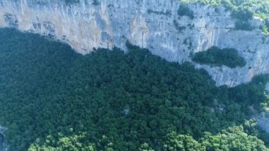 Fransa 'daki Ardeche vadileri gökyüzünden görünüyor.