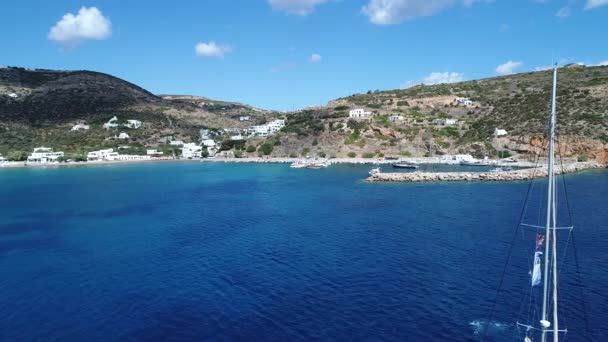 Village de Platis sur l'île de Sifnos dans les Cyclades en Grèèce vue du ciel — Video Stock