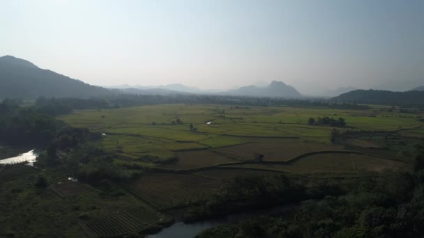 Fluss Der Nähe Der Stadt Vang Vieng Laos Vom Himmel — Stockvideo