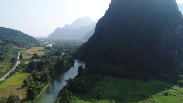 Paysage autour de la ville de Vang Vieng au Laos vue du ciel — Stockvideo