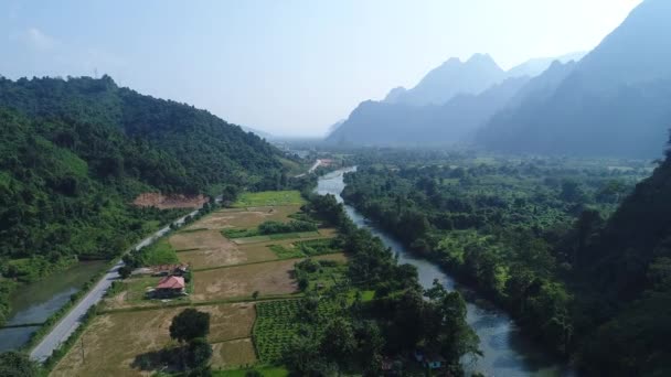 Ödeme otosu de la ville de Vang Vieng au Laos vue du ciel — Stok video