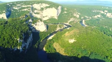 Fransa 'daki Ardeche vadileri gökyüzünden görünüyor.