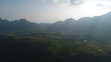 Laos 'ta Vang Vieng kasabası yakınlarındaki doğa manzarası gökyüzünden görülüyor.