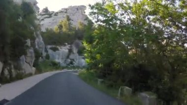 Fransa 'nın Bouches-du-Rhne kentindeki Alpilles doğal parkında araba yolculuğu.