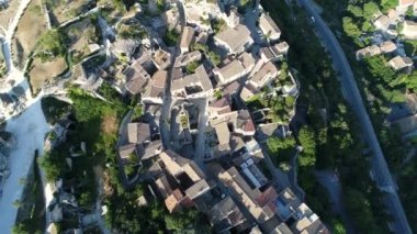 Fransa 'nın Bouches-du-Rhne şehrinde gökyüzünden Les Baux-de-Provence köyü