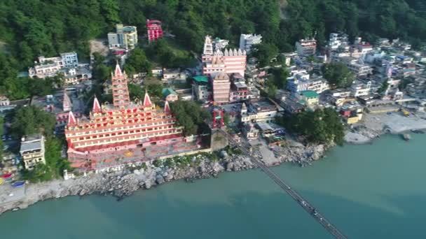 空から見たインドのウッタラーカンド州のリシケッシュ市 — ストック動画