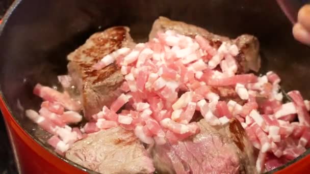 Preparación Tradicional Carne Vacuno Borgoña Con Vino Tinto Borgoña — Vídeo de stock