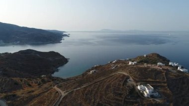 Gökyüzünden görünen Ios adasındaki Koubara köyü.