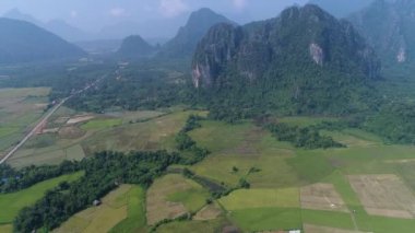 Laos 'taki Vang Vieng şehrinin çevresindeki doğal manzaralar gökyüzünden görüldü.