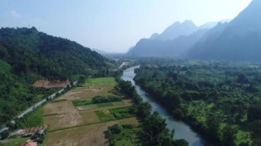 Ödeme otosu de la ville de Vang Vieng au Laos vue du ciel