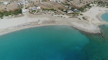 Yunanistan 'ın Kiklad adasındaki Ios adasındaki Magganari plajı gökyüzünden görülüyor