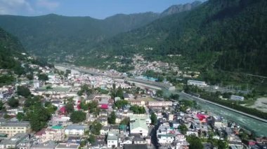 Uttarkashi şehri Hindistan 'ın Uttarakhand eyaletinde gökyüzünden görüldü.