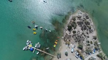 Yunanistan 'ın Cyclades bölgesindeki Paros adasındaki Naoussa' daki Piperi plajı hava manzaralı