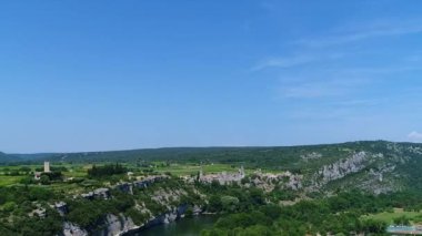 Fransa 'daki Ardeche vadileri gökyüzünden görünüyor.