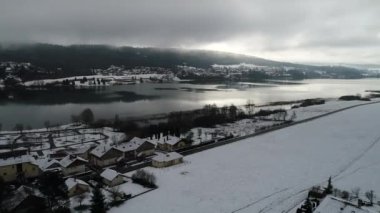 Saint-Point-Lac Köyü Fransa 'da Doubs ile dans ediyor.