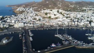 Yunanistan 'ın Cyclades kentindeki Naxos adasındaki Chora Limanı hava manzaralı