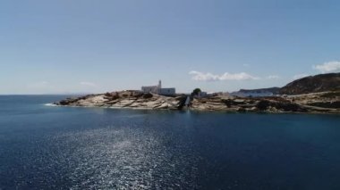 Yunanistan 'ın Kiklad adasındaki Sifnos adasındaki Faros' taki Chrisopigi Manastırı