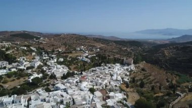 Yunanistan 'ın Kiklad adasındaki Paros adasındaki Lefkes köyü gökyüzünden