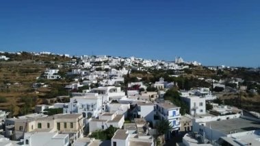 Yunanistan 'ın Kiklad adasındaki Sifnos Adası' ndaki Apollonia köyü gökyüzünden