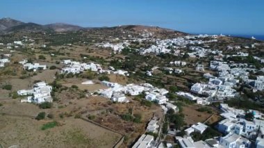 Yunanistan 'ın Kiklad adasındaki Sifnos Adası' ndaki Apollonia köyü gökyüzünden