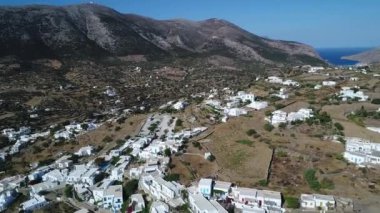 Yunanistan 'ın Kiklad adasındaki Sifnos Adası' ndaki Apollonia köyü gökyüzünden