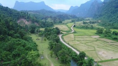 Laos 'taki Vang Vieng şehrinin çevresindeki manzara gökyüzünden görünüyor.