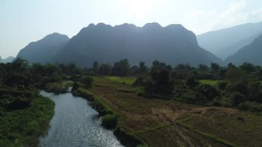 Laos 'taki Vang Vieng şehrinin çevresindeki manzara gökyüzünden görünüyor.