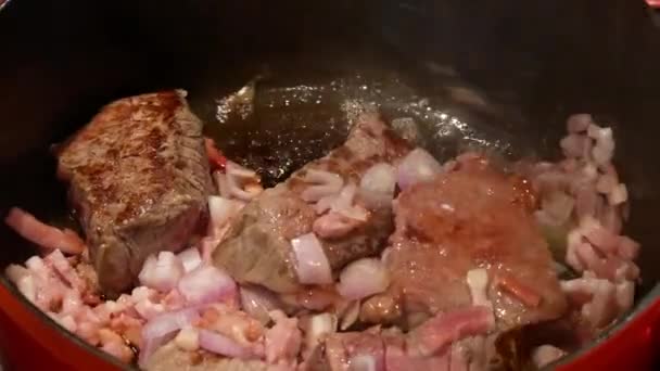 Παρασκευή Παραδοσιακού Μοσχαρίσιου Κρέατος Κόκκινο Κρασί Βουργουνδίας — Αρχείο Βίντεο