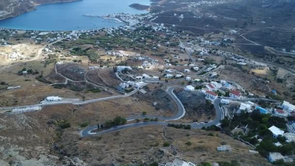 空からギリシャのキュクラデス諸島のセリフォス島のチョーラの村 — ストック動画