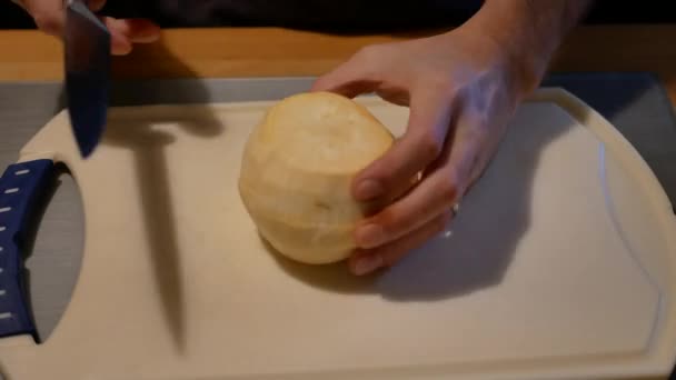 新鲜有机萝卜的切割和配制 — 图库视频影像