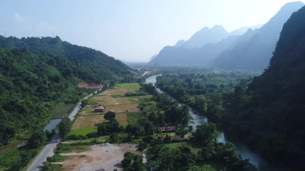 Paysage autour de la ville de Vang Vieng au Laos vue du ciel — Stockvideo