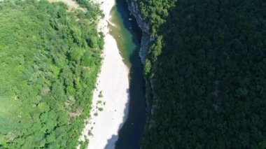 Fransa 'daki Ardeche vadileri gökyüzünden görünüyor.