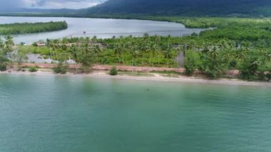 Kamboçya 'nın Sihanoukville yakınlarındaki balıkçı köyü gökyüzünden görüldü.