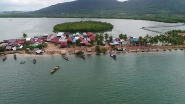 Kamboçya 'nın Sihanoukville yakınlarındaki balıkçı köyü gökyüzünden görüldü.