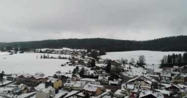 Fransa 'nın Doubs kentindeki Saint-Point-Lac köyü gökyüzünden görüldü