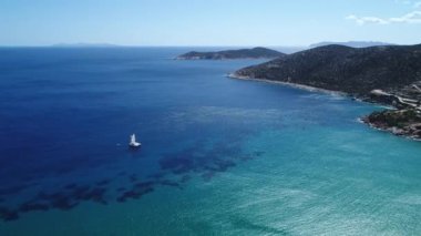 Yunanistan 'ın Kiklad adasındaki Sifnos adasındaki Platis köyü hava manzaralı